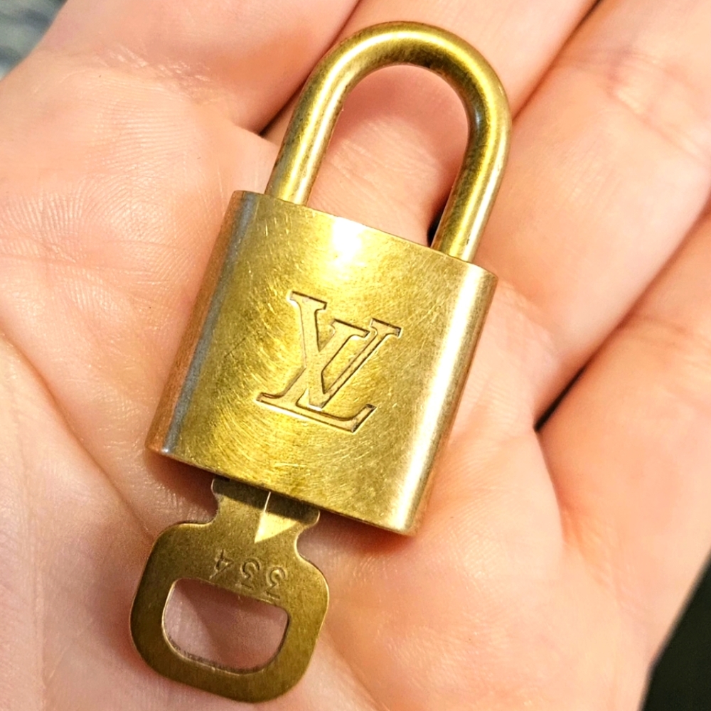 LOUIS VUITTON Lock and Key #334